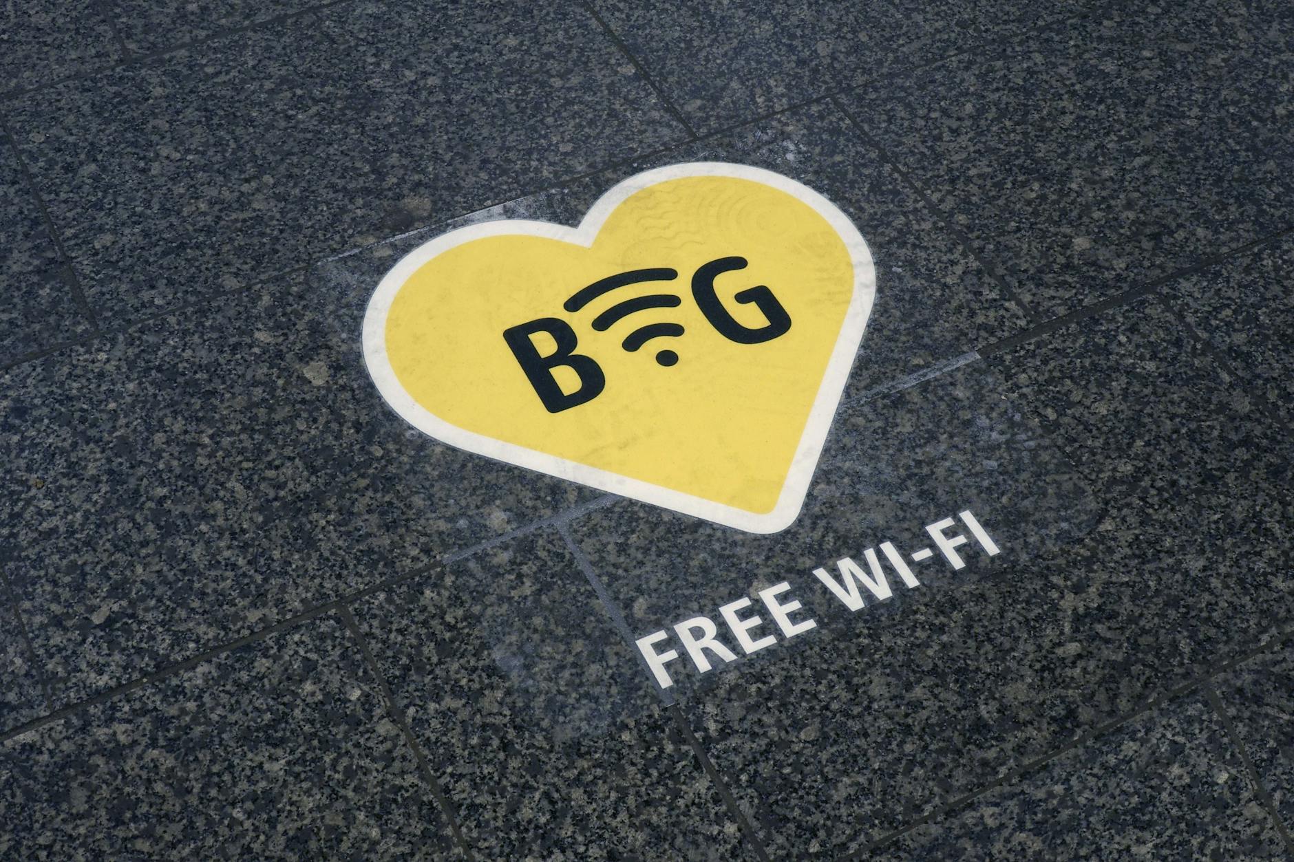 „BVG Free Wi-Fi“: Mit solchen Aufklebern auf den U-Bahnhöfen wird gerne geworben.