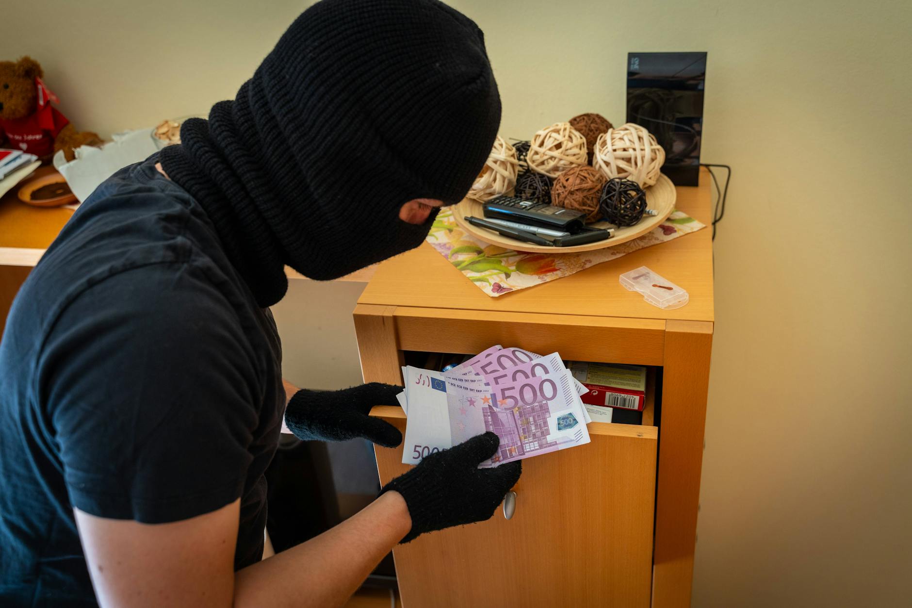 Einbrecher greifen zuerst zu Bargeld: Täter durchsuchen Wohnungen oft im Schnellverfahren.