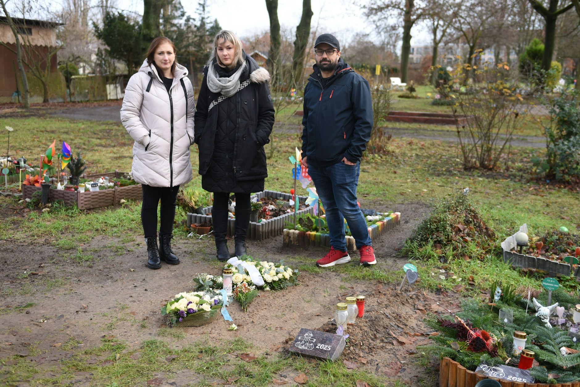 Friedhof räumt Grabstellen von Stillgeborenen: Doch&nbsp; Lynn, Kristin und Michael wollen an den Gräbern ihrer Sternenkindern trauern.