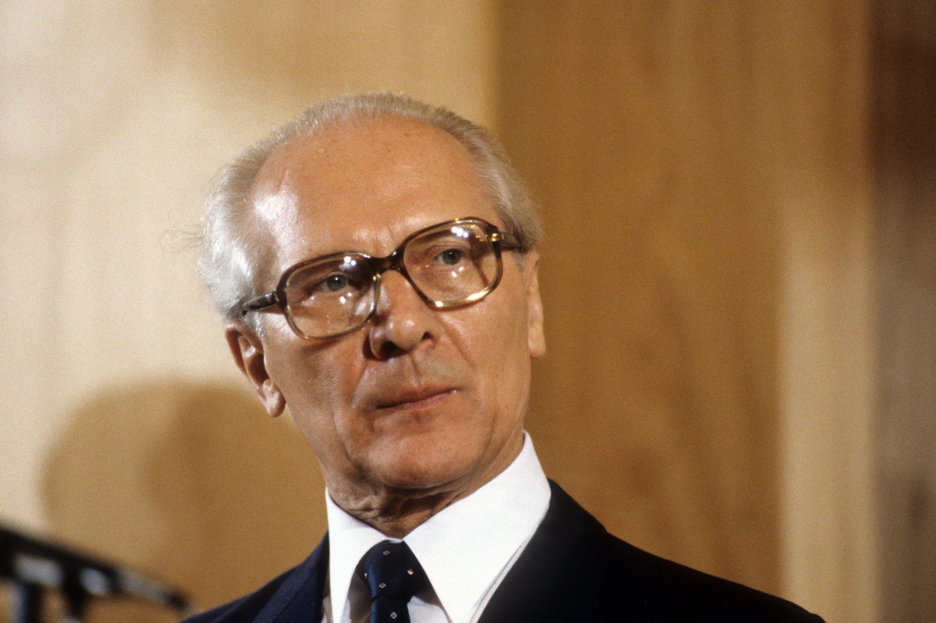 Genosse Erich H. verrät dem BND auch, <a href="https://www.berliner-kurier.de/ddr/honecker-ulbricht-genossen-darueber-lachte-die-ddr-die-besten-witze-li.2316267">wie schlecht es 1989 um die Gesundheit von DDR-Staatschef Erich Honecker steht</a>.