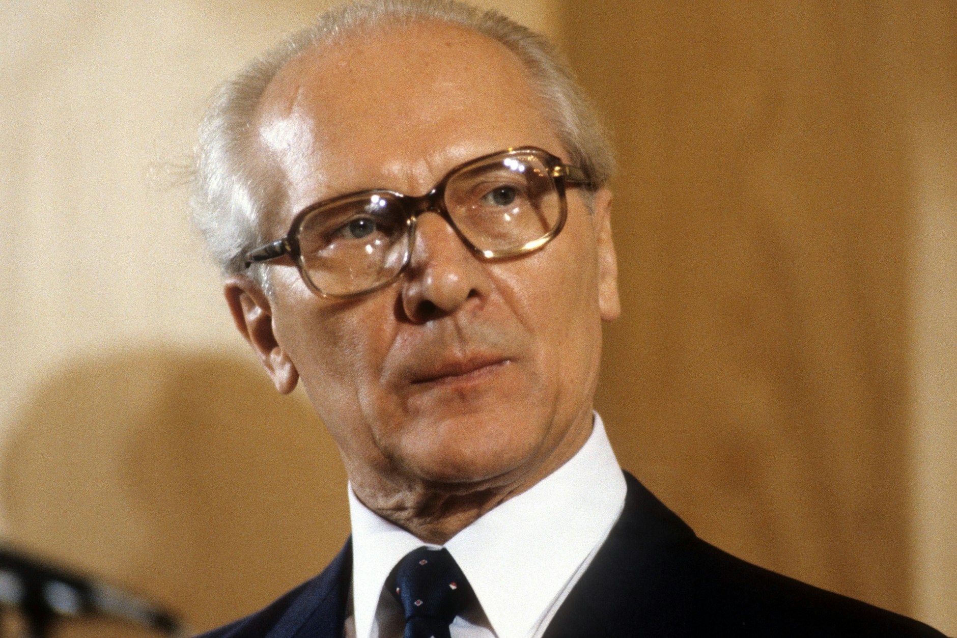 Nach dem Mauerfall setzte für Erich Honecker ein massiver Absturz ein: Er wurde alle Ämter los, erkrankte an Krebs, landete im Gefängnis.