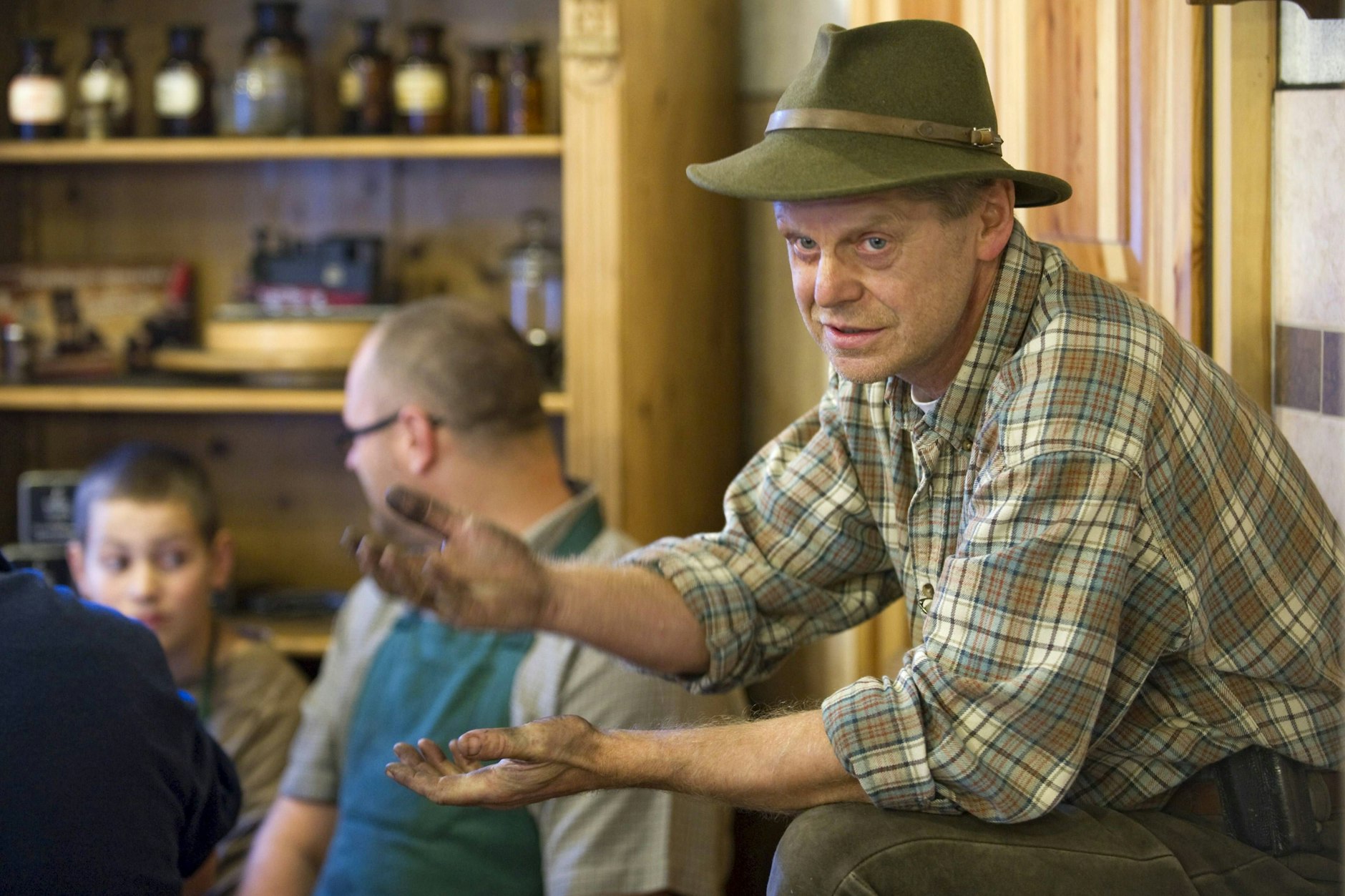 Jürgen Huss ist der aktuelle Chef der Firma Huss, die in Neudorf im Erzgebirge Räucherkerzen herstellt.