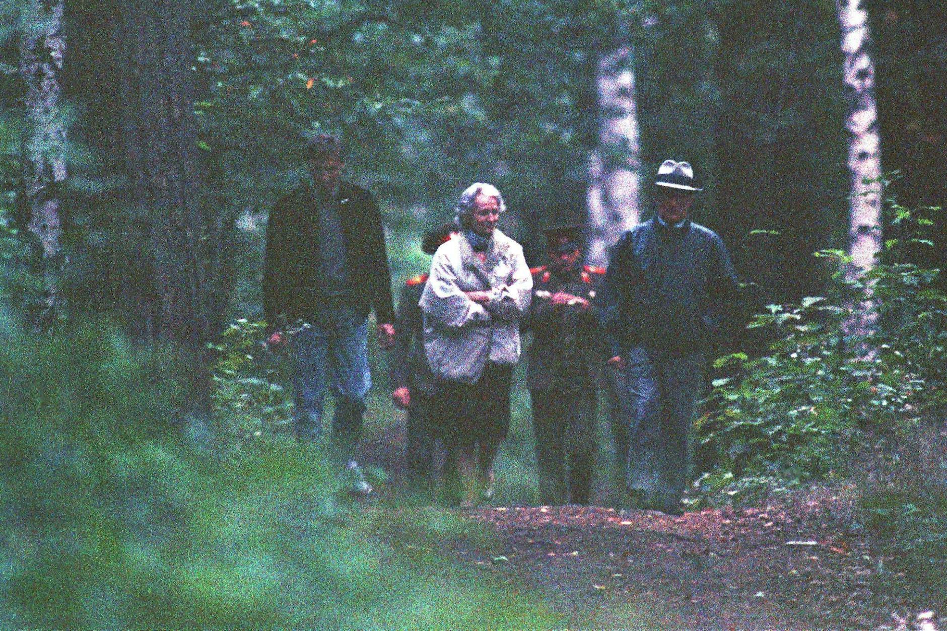 Während der Zeit in Beelitz gingen Erich und Margot Honecker immer wieder spazieren, stets in Begleitung sowjetischer Offiziere.