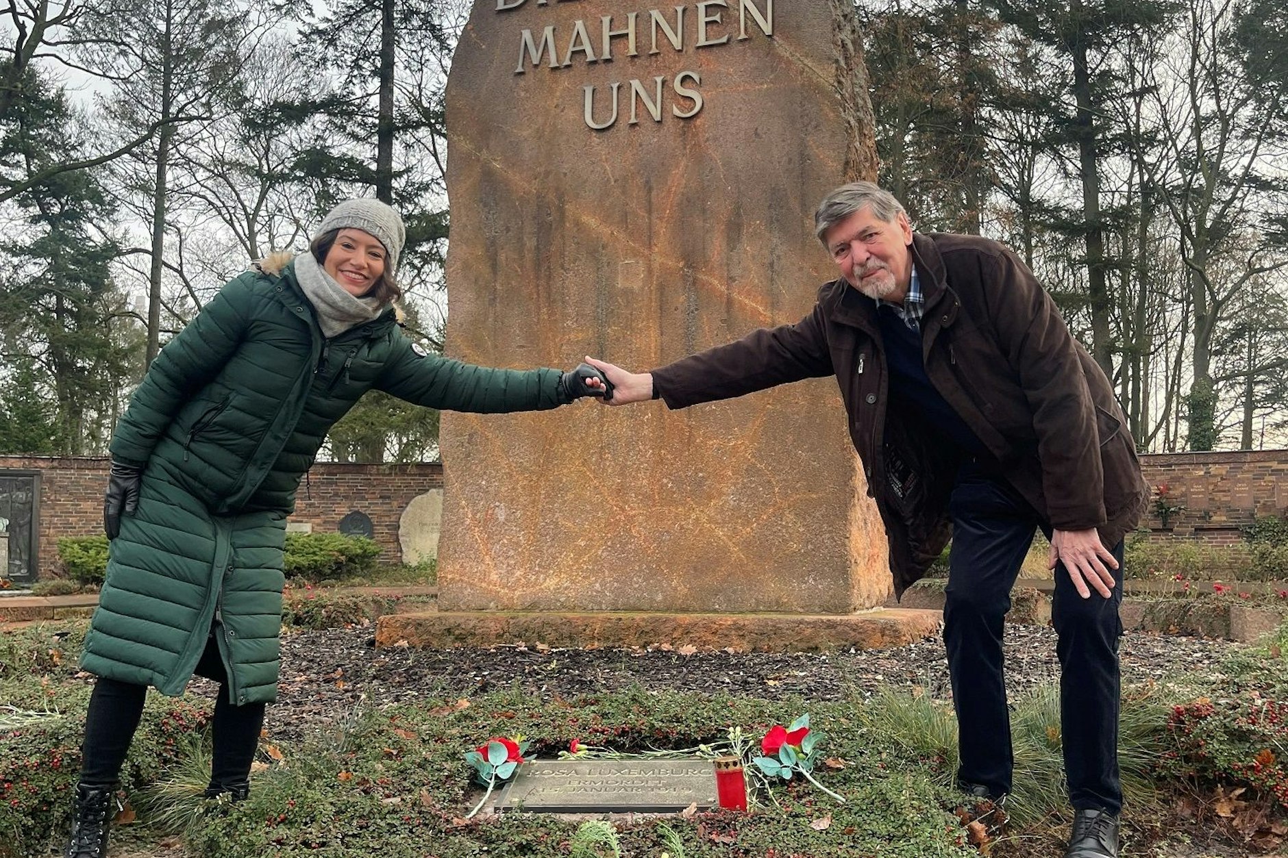 Bezirksstadträtin Filiz Keküllüoğlu (Grüne) und Förderkreischef Holger Hübner freuen sich auf der Gedenkstätte der Sozialisten in Berlin-Lichtenberg über die neuen Ehrentafeln.