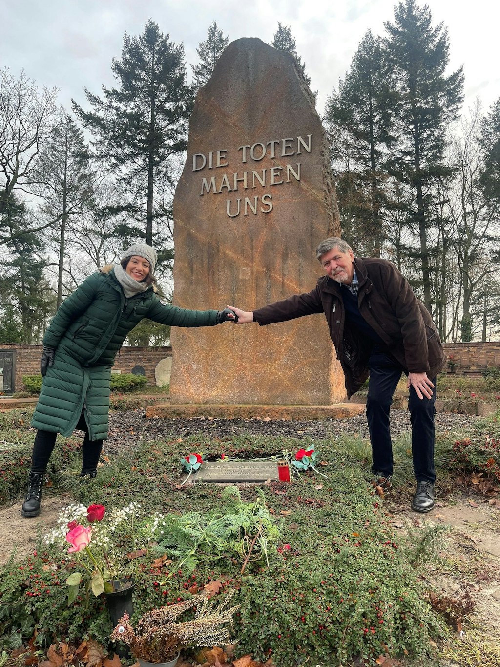 DDR-Friedhof-in-Lichtenberg-Karl-und-Rosa-haben-ihre-Platte-wieder