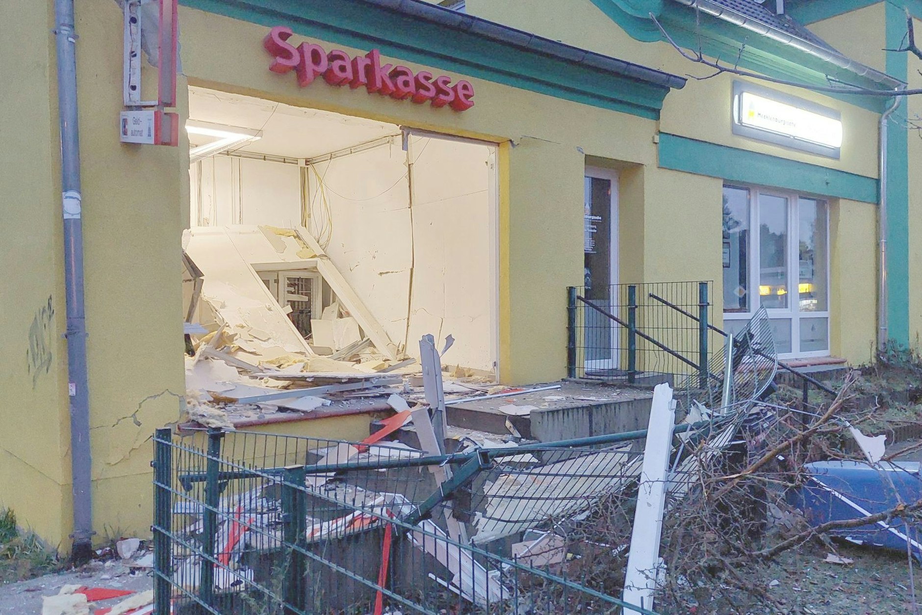 Das Gebäude der Sparkasse ist durch die Explosion eines Geldautomaten zerstört.