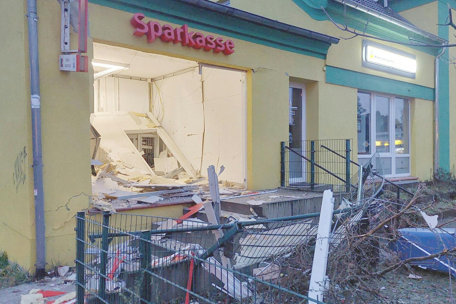 Null-Euro-Beute: Räuber sprengen leeren Geldautomaten