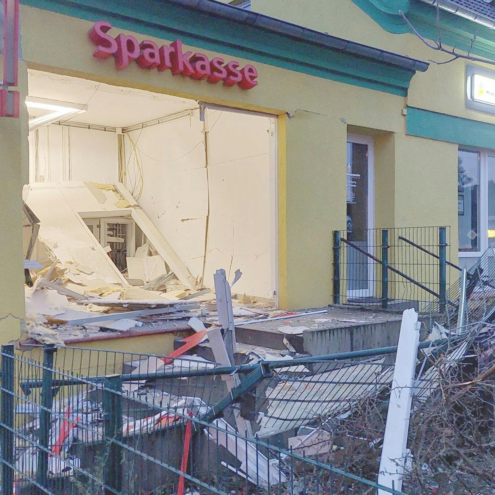 Null-Euro-Beute: Räuber sprengen leeren Geldautomaten