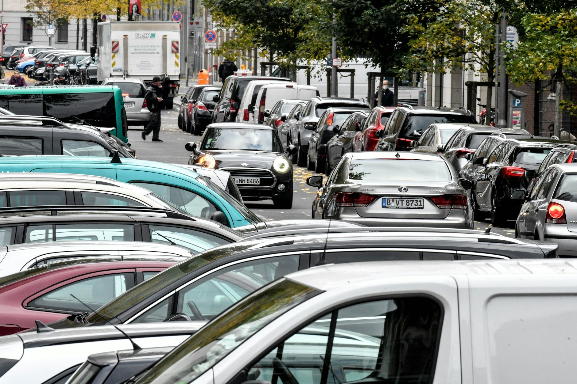 Parkende Autos in der Krausenstraße in Berlin-Mitte. Die SPD fordert, dass das Parken deutlich teurer wird.