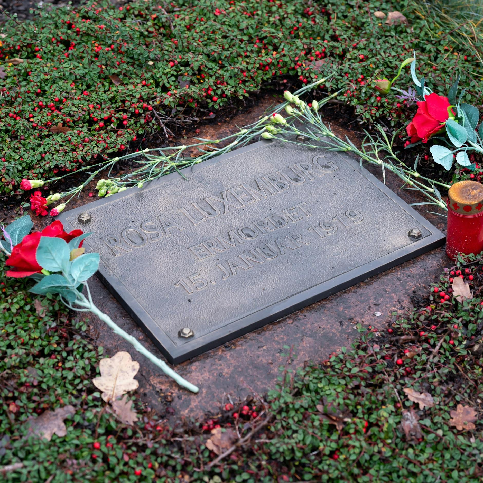 Image - DDR-Friedhof: Karl Liebknecht und Rosa Luxemburg haben eine neue Platte