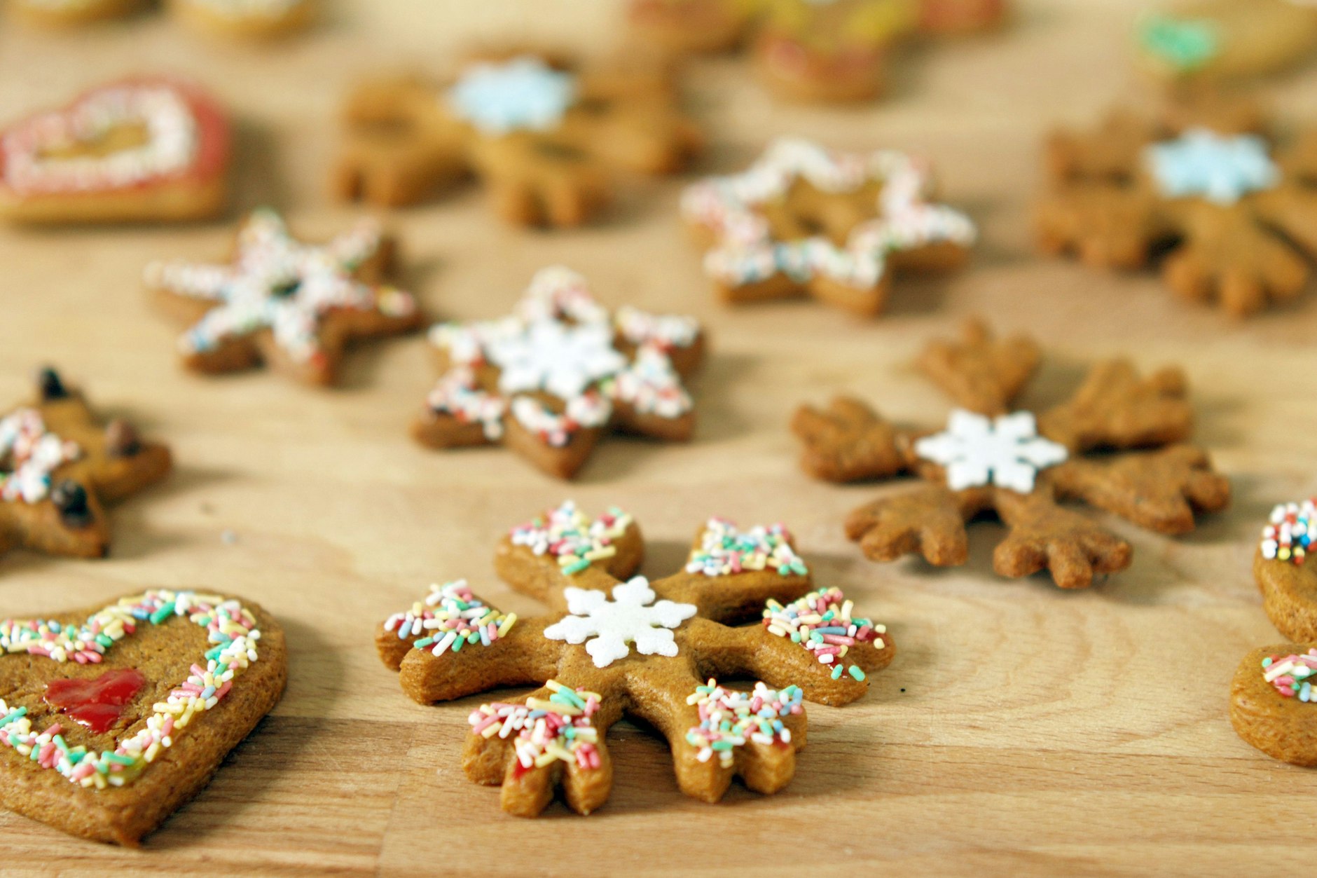 Gewürzplätzchen sind einfach gebacken - und passen einfach wunderbar in die Weihnachtszeit.