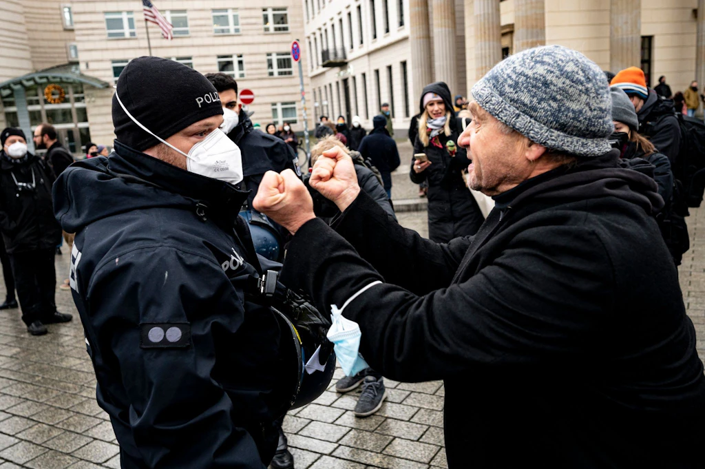 Corona-Dokumente zeigen: Wochenmarktbesuch als Ordnungswidrigkeit und eine Demo als staatsfeindlicher Akt