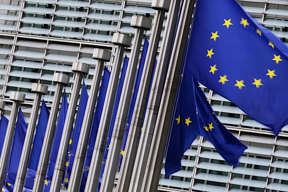 Brüssel: Die Flaggen der Europäischen Union flattern im Wind vor dem EU-Hauptquartier. 