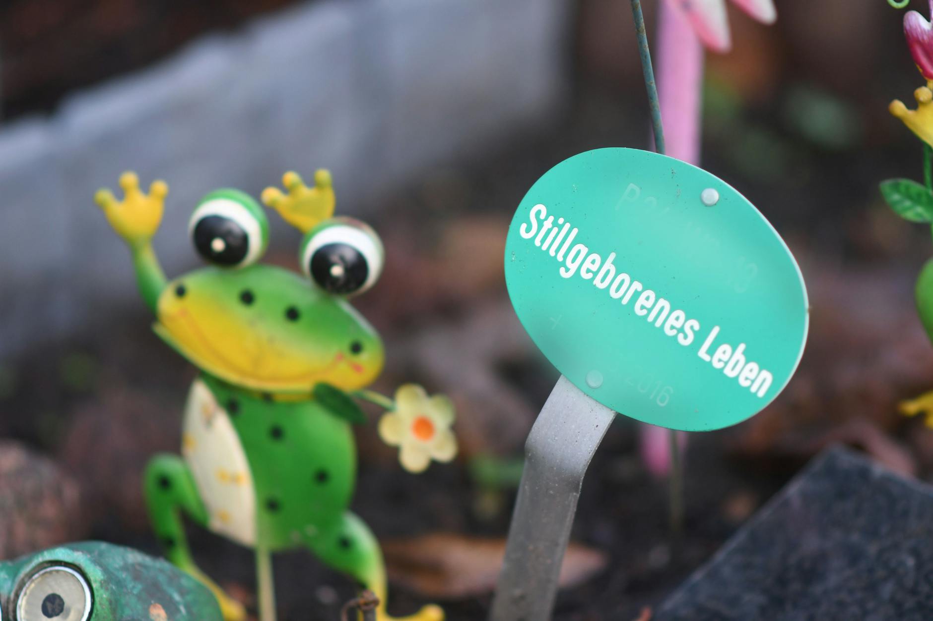 Eltern trauern um ihre Kinder, indem sie die Gräber liebevoll schmücken.