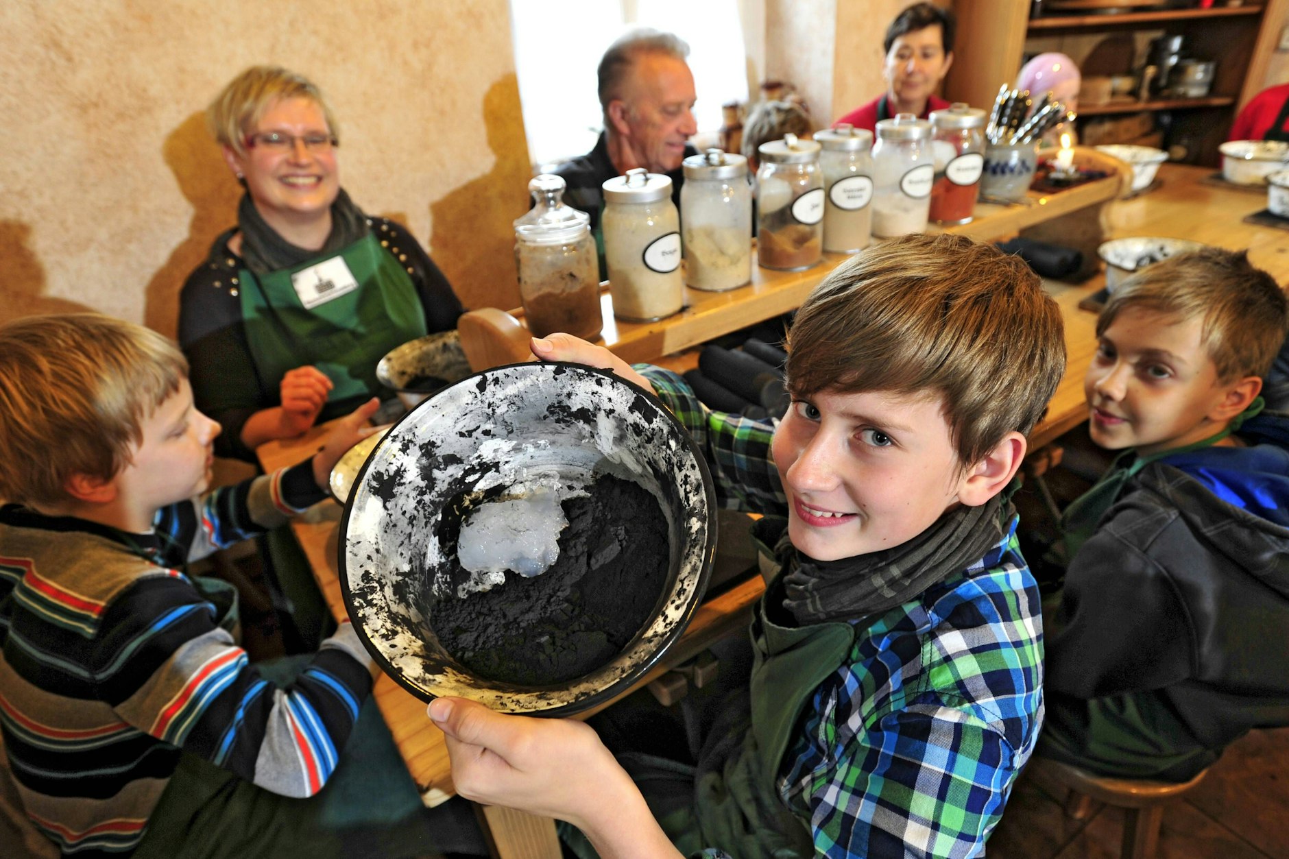 In den Werkstätten der Firma Huss werden sogar Kurse angeboten, bei denen man seine eigenen Neudorfer Räucherkerzen herstellen kann.