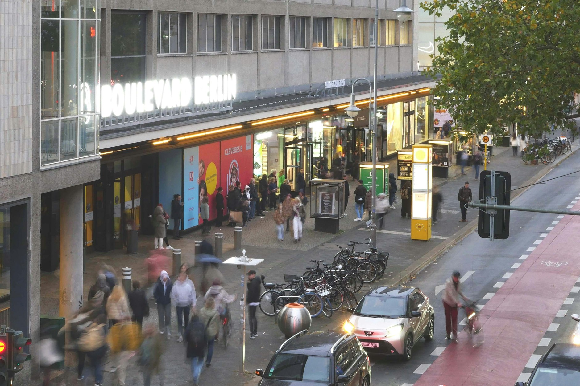 Im Shoppingcenter Boulevard Berlin war zuletzt wenig los, dank des Weihnachtsgeschäfts steppt hier aktuell der Bär.