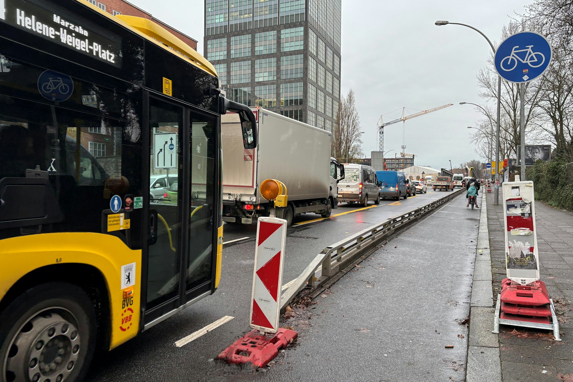Ein ganz normaler Morgen in Treptow: Vor der Elsenbrücke, auf der es nur einen Fahrstreifen pro Richtung gibt, staut sich der Verkehr. Auch die BVG steht im Stau.