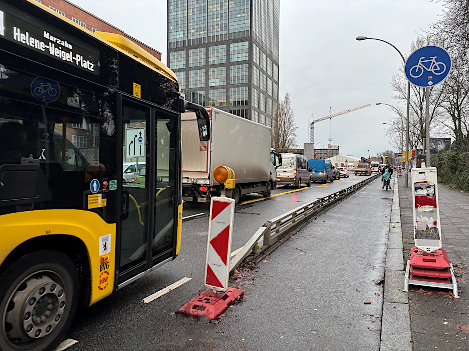 Ein ganz normaler Morgen in Treptow: Vor der Elsenbrücke, auf der es nur einen Fahrstreifen pro Richtung gibt, staut sich der Verkehr. Auch die BVG steht im Stau.
