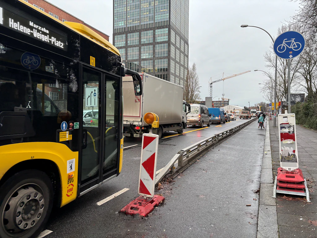 Stau-Hotspot Elsenbrücke in Treptow: Grüne attackieren CDU – und präsentieren radikalen A100-Plan