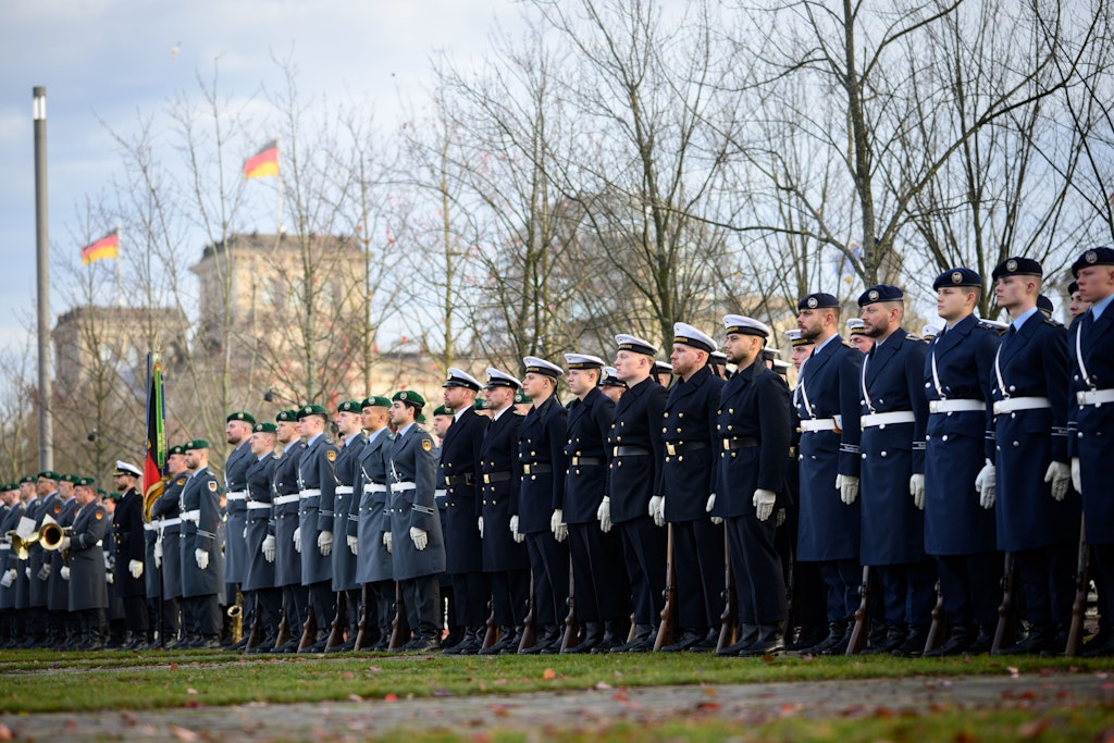 Kosten für das Gelöbnis zum Bundeswehr-Jubiläum: Linken-Politiker äußert Kritik
