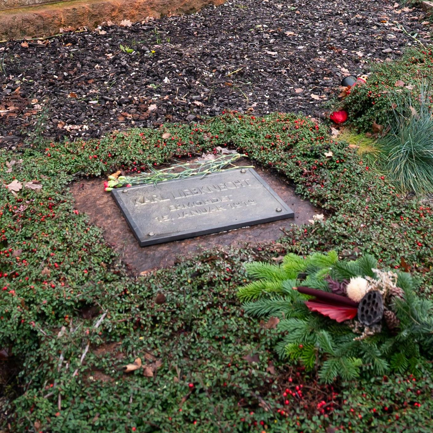 Diese Platte ist die neue Grabtafel für Karl Liebknecht.