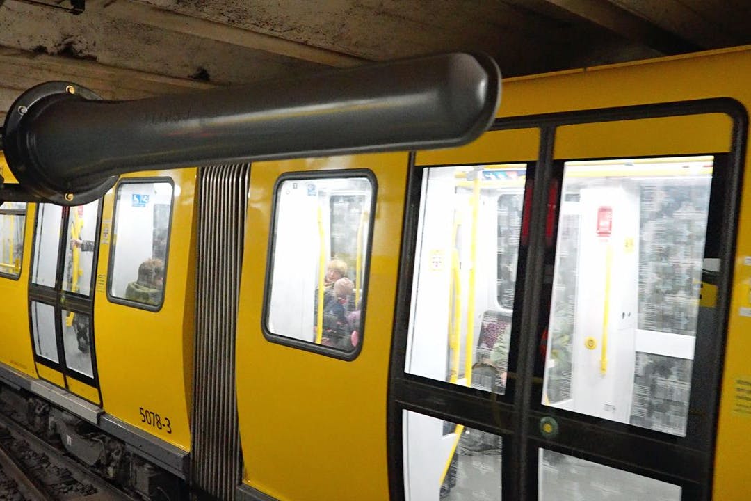 Zahlreiche Antennen wurden in den Tunneln verbaut, die eigens für die Berliner U-Bahn gefertigt wurden.
