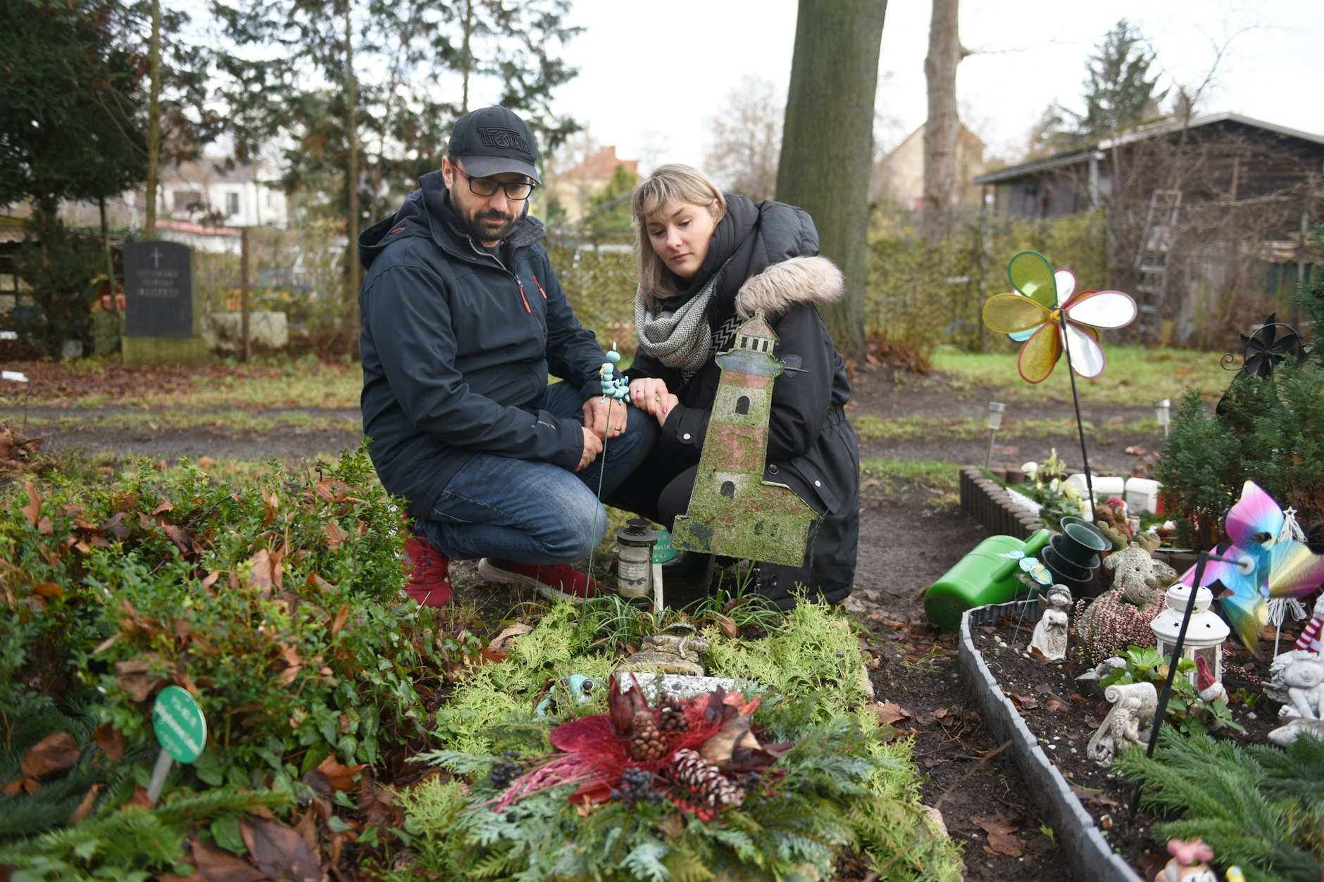 Kristin Michaelis und Michael Knopf am Grab ihres Sohnes, der während der Schwangerschaft starb.
