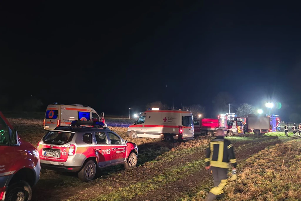Werksfeuerwehr, örtliche Feuerwehren, die Gefahrstoffeinheit Uckermark sowie die Werkseinsatzleitung der PCK waren mit schwerem Gerät im Einsatz.