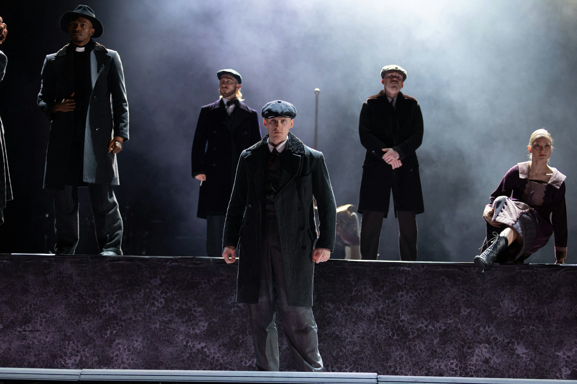 Muscial-Darsteller der "The Redemption Of Thomas Shelby"-Show in Paris – in den typischen Outfits der "Peaky Blinders".