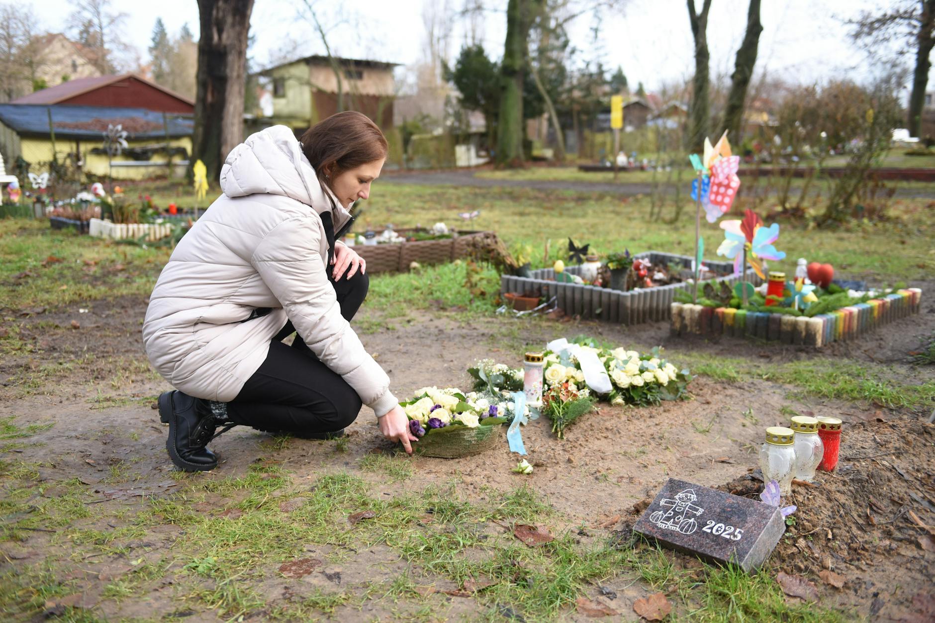 Der Stein, der auf der Grabstelle lag, in der Lynns Sohn beerdigt ist, ist verschwunden.