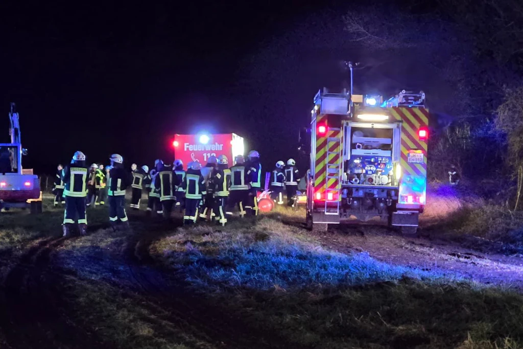 Gegen 19:45 sollen die Einsatzkräfte das Leck weitgehend verschlossen haben.