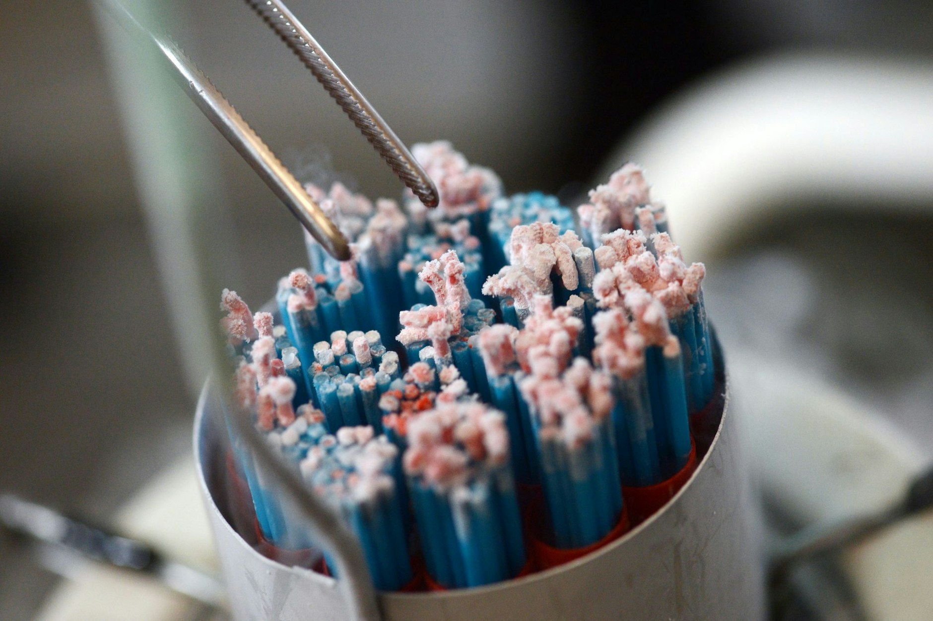 In der Samenbank eines Facharztes für Frauenheilkunde und Geburtshilfe werden Samenspenden aus einem Kühlbehälter entnommen.