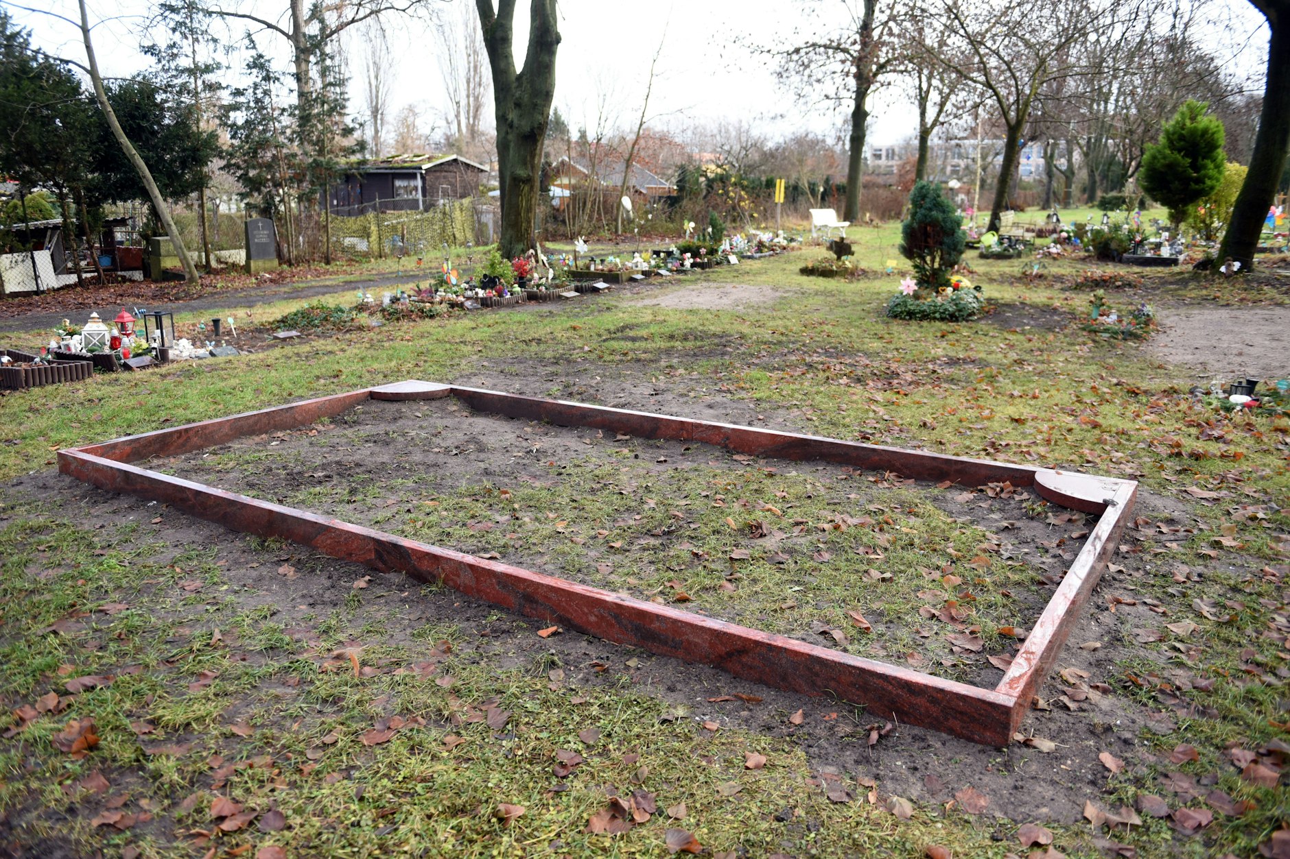 Nur in dieser Einfassung sollen die Angehörigen zukünftig Blumen ablegen können.
