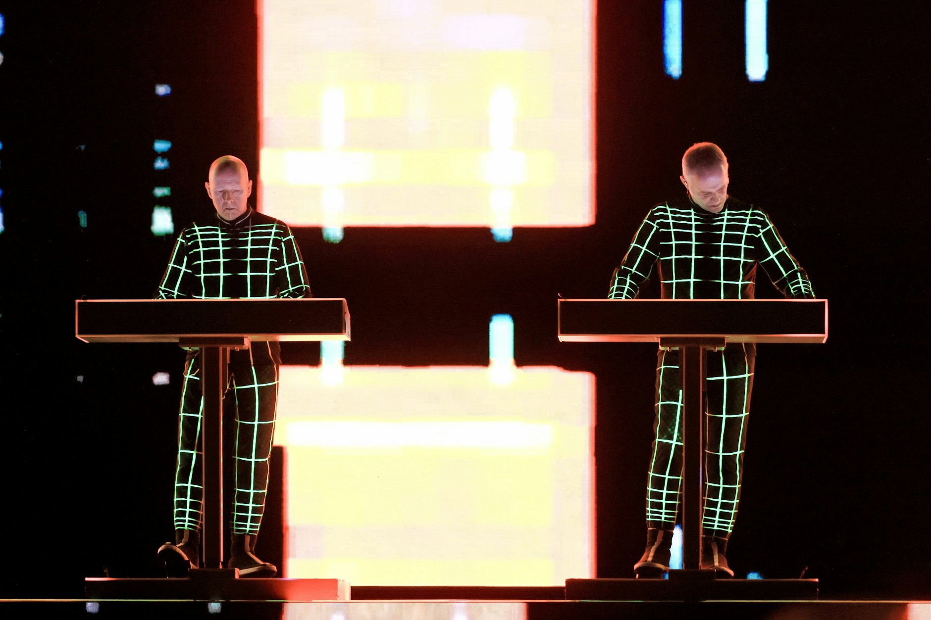 Kraftwerk bei ihrem Konzert in der Uber Eats Music Hall: So simpel sah es während ihres Auftritts selten hinter ihnen aus.