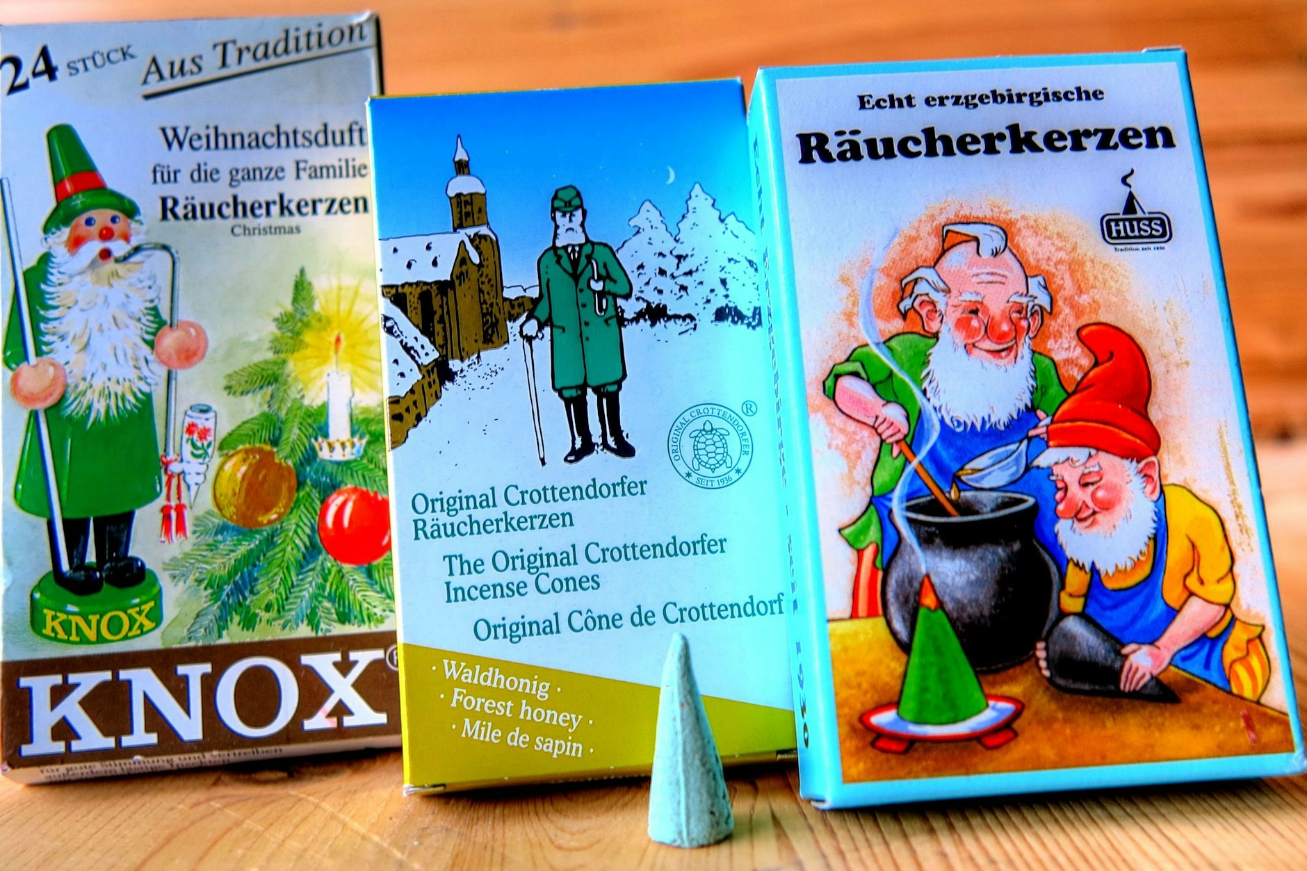 Die Räucher-Giganten aus dem Erzgebirge: Knox, Crottendorfer und Neudorfer Räucherkerzen.