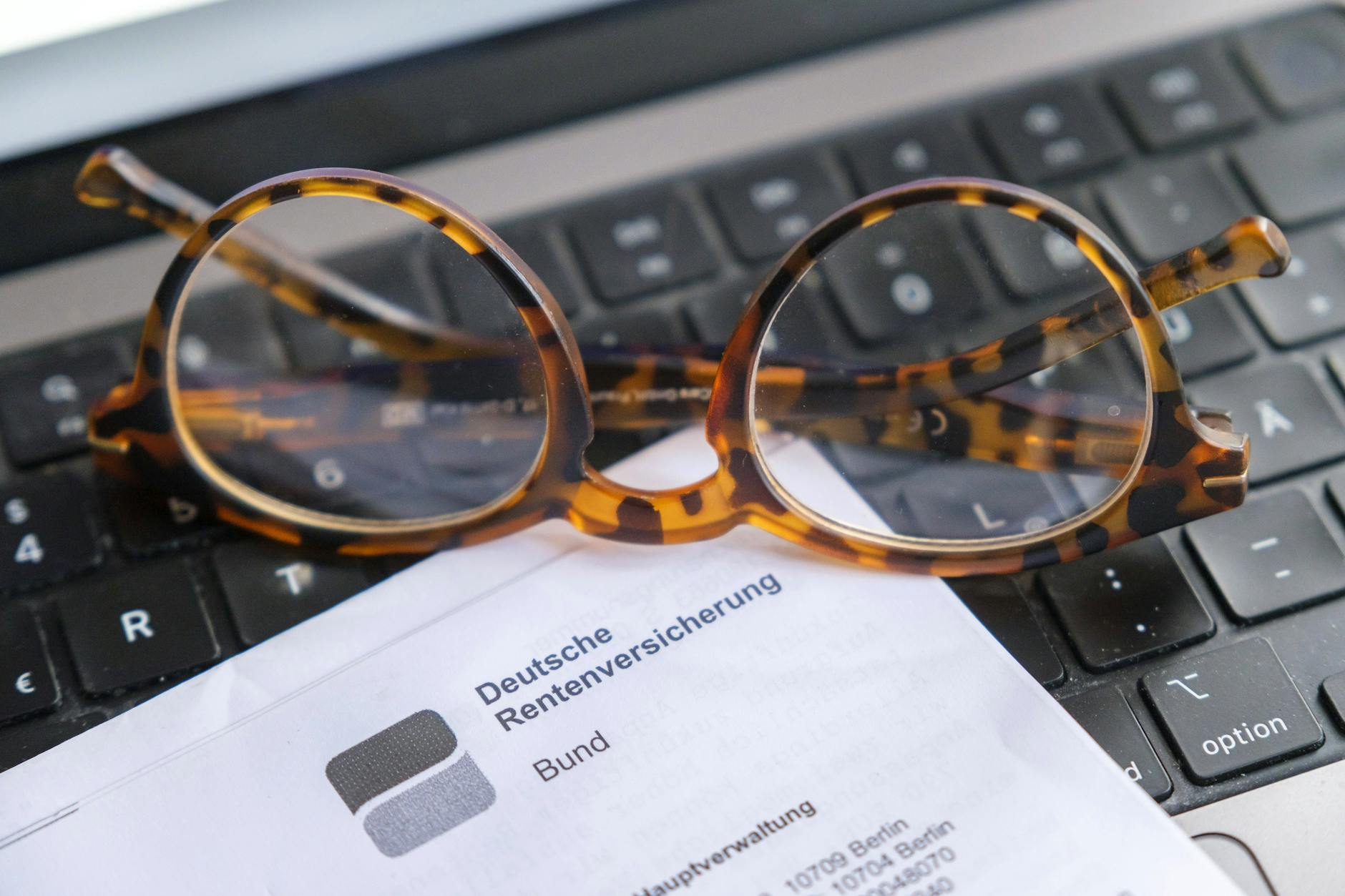 Neue interne Dokumente belasten die Deutsche Rentenversicherung: Im Fokus steht der Verdacht einer Bevorzugung staatlicher Auftraggeber bei Scheinselbstständigkeit.