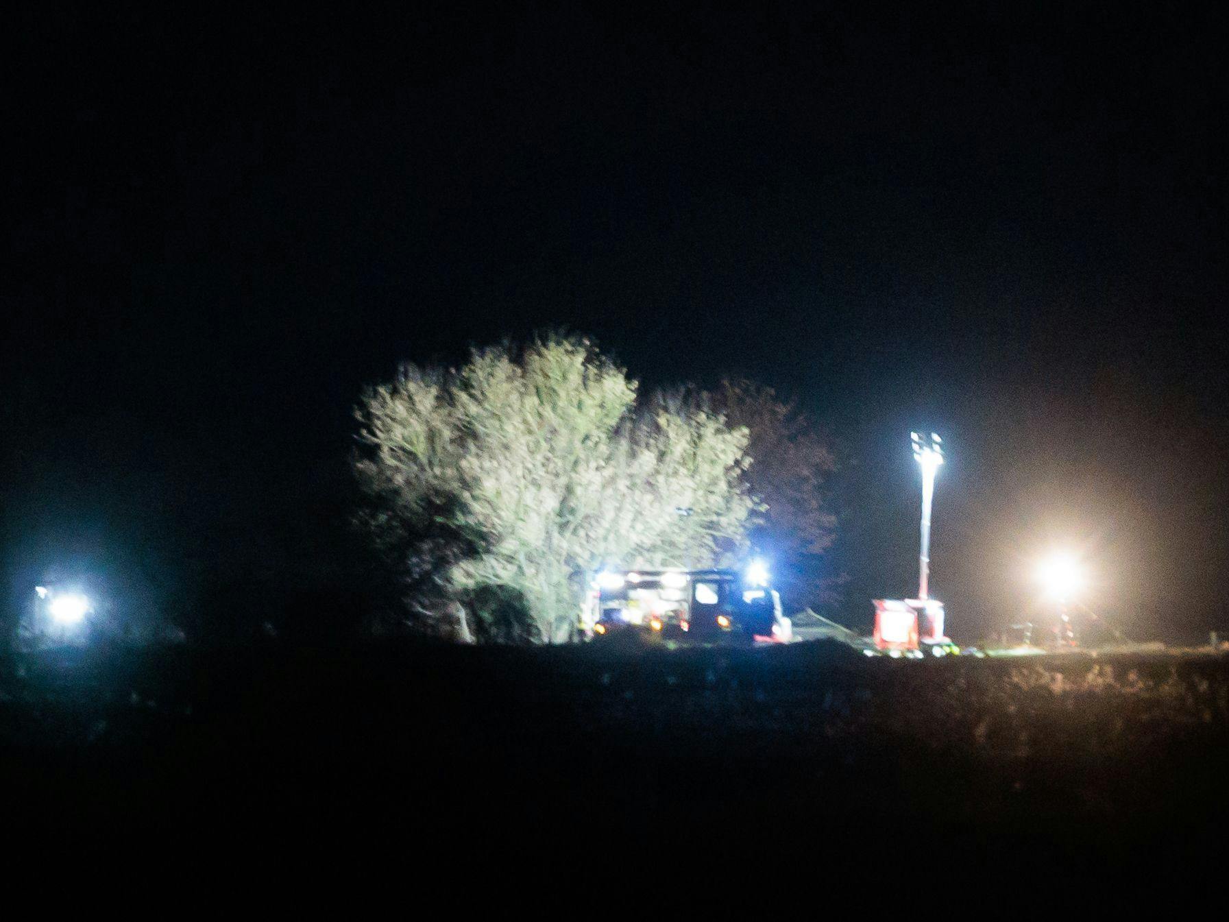 Hell Ausgeleuchtet ist der Ort der defekten Öl-Pipeline. Aus einer Pipeline in Brandenburg sind nach einem Unfall mindestens 200.000 Liter Rohöl ausgetreten.