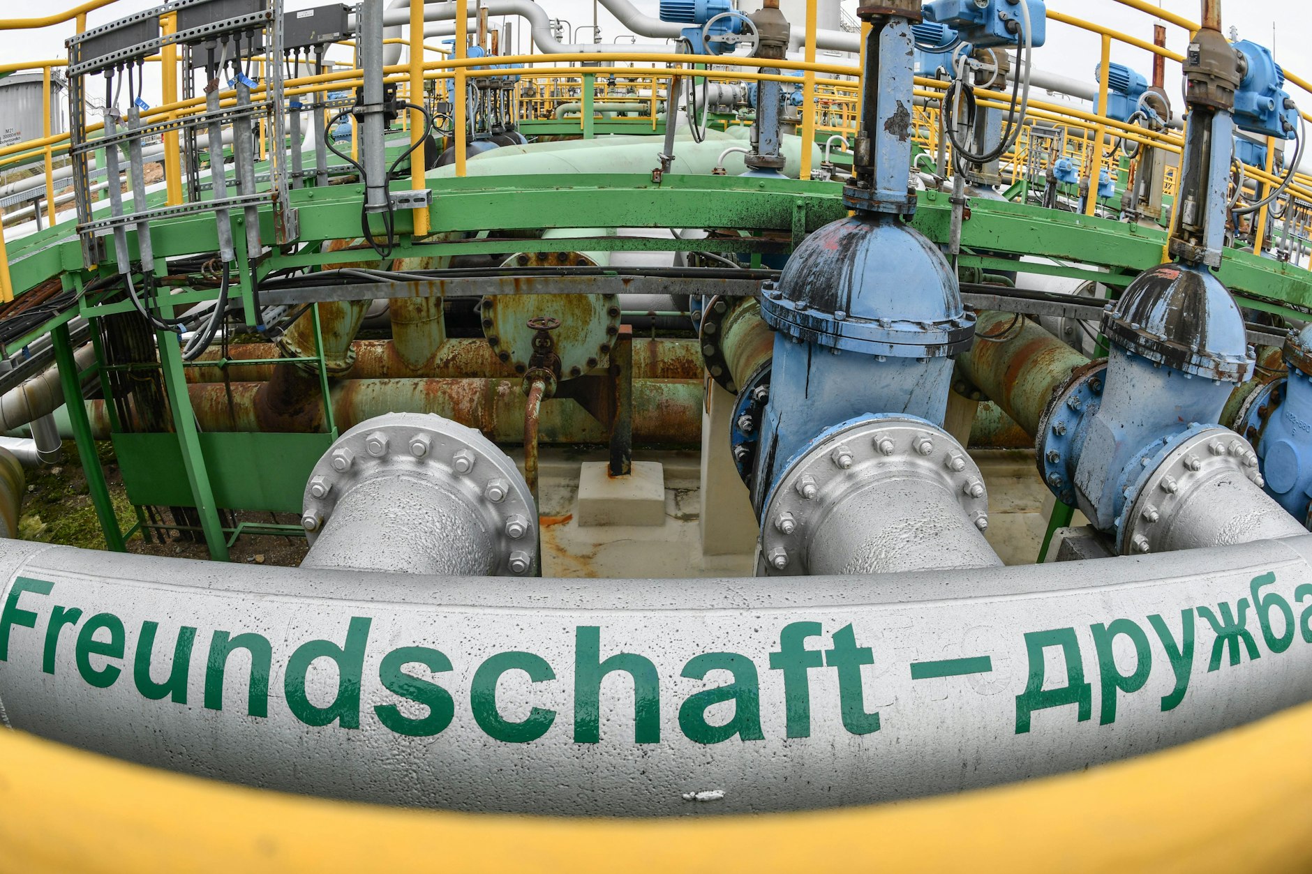 „Freundschaft – Druschba“ steht auf einer Leitung des Druschba-Pipelinesystems in der PCK-Raffinerie Schwedt, an der Rosneft Deutschland mehrheitlich beteiligt ist.