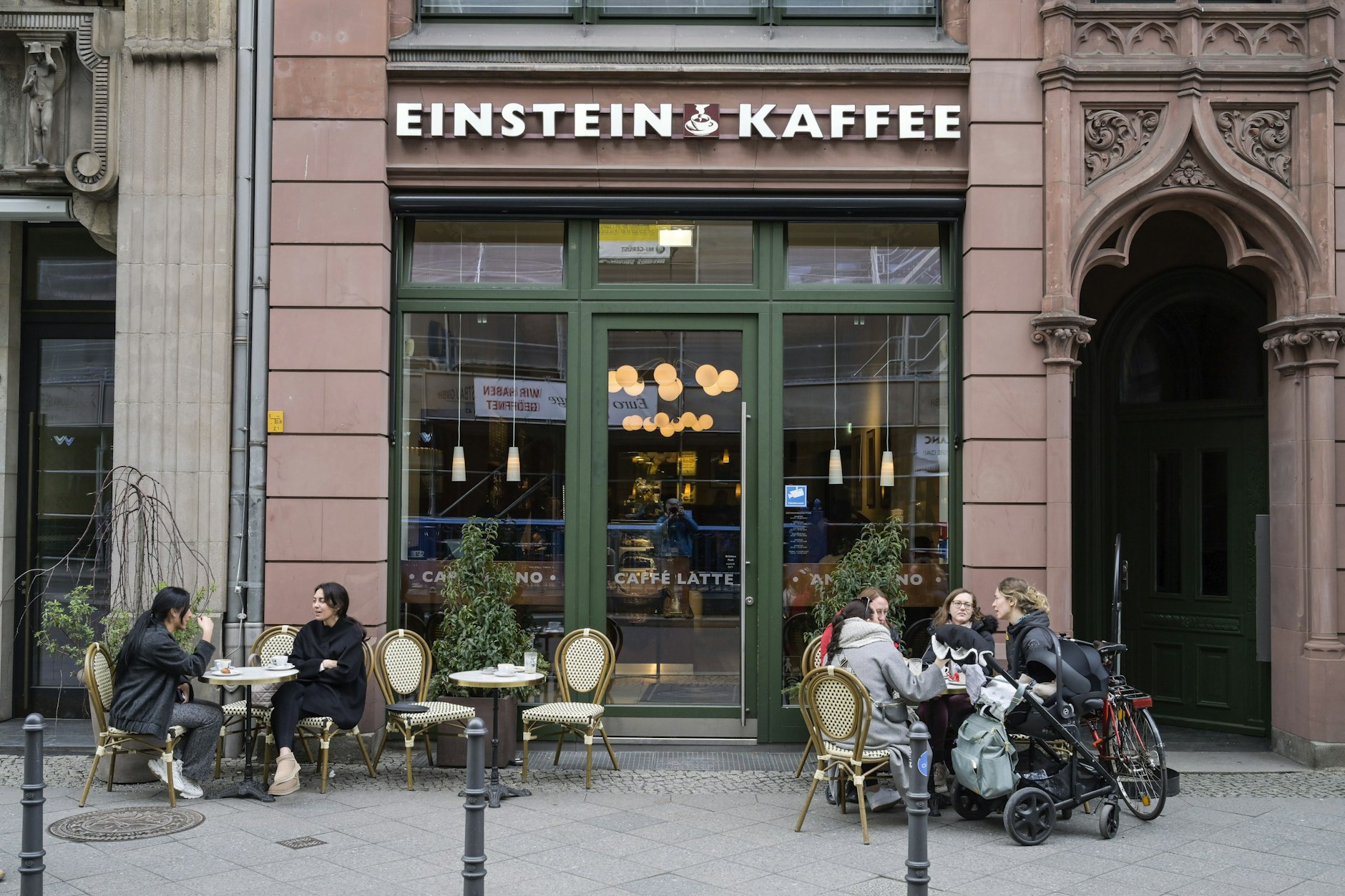 Einstein Kaffee an der Friedrichstraße: Die Marke setzt künftig auf eigene Läden – Franchise-Standorte fliegen raus.
