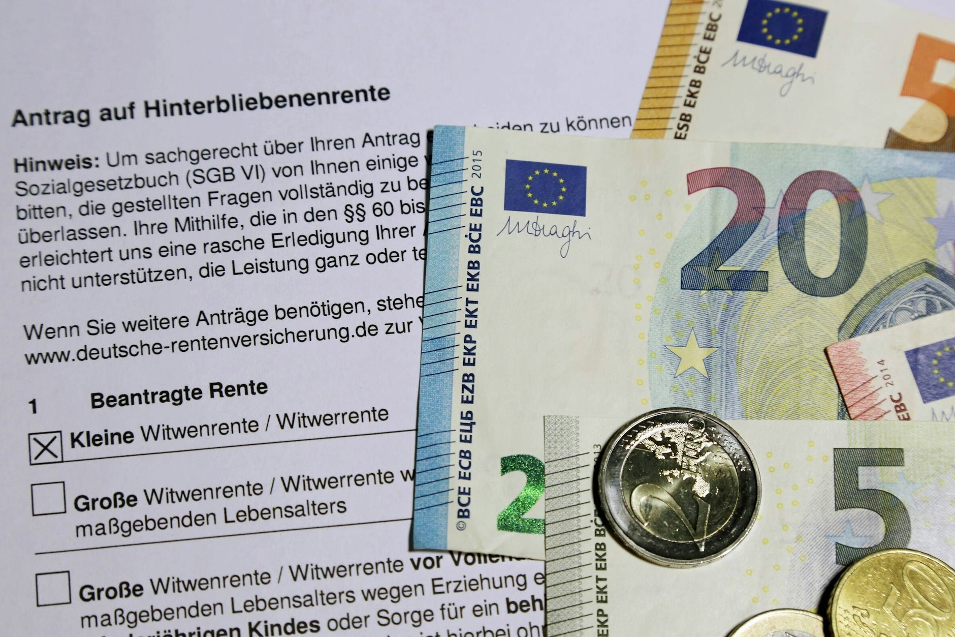 Die gesetzliche Witwenrente bleibt von dem Gerichtsurteil unberührt.