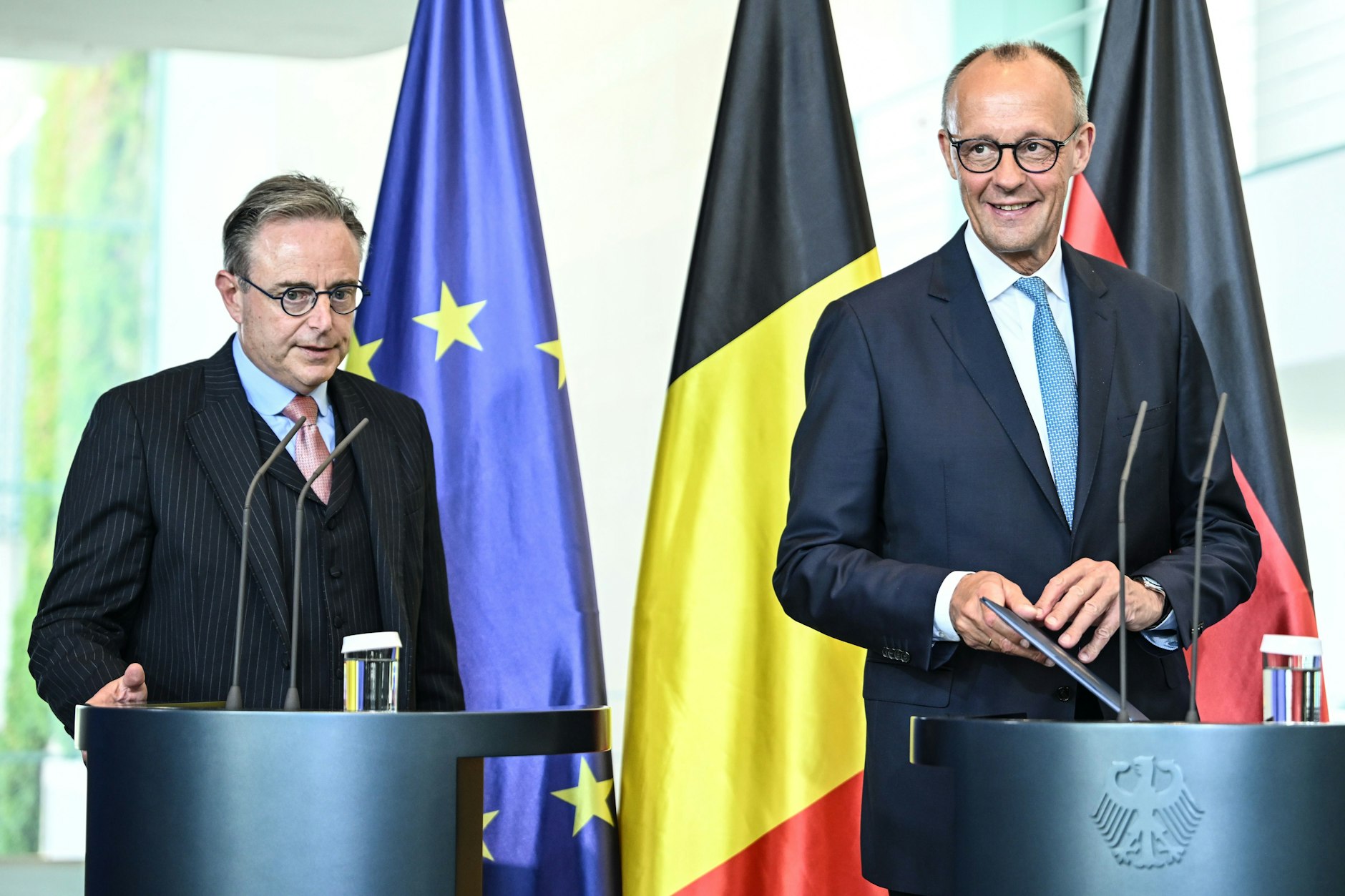 Der belgische Ministerpräsident Bart De Wever (l.) und&nbsp;Bundeskanzler Friedrich Merz&nbsp;im August in Berlin