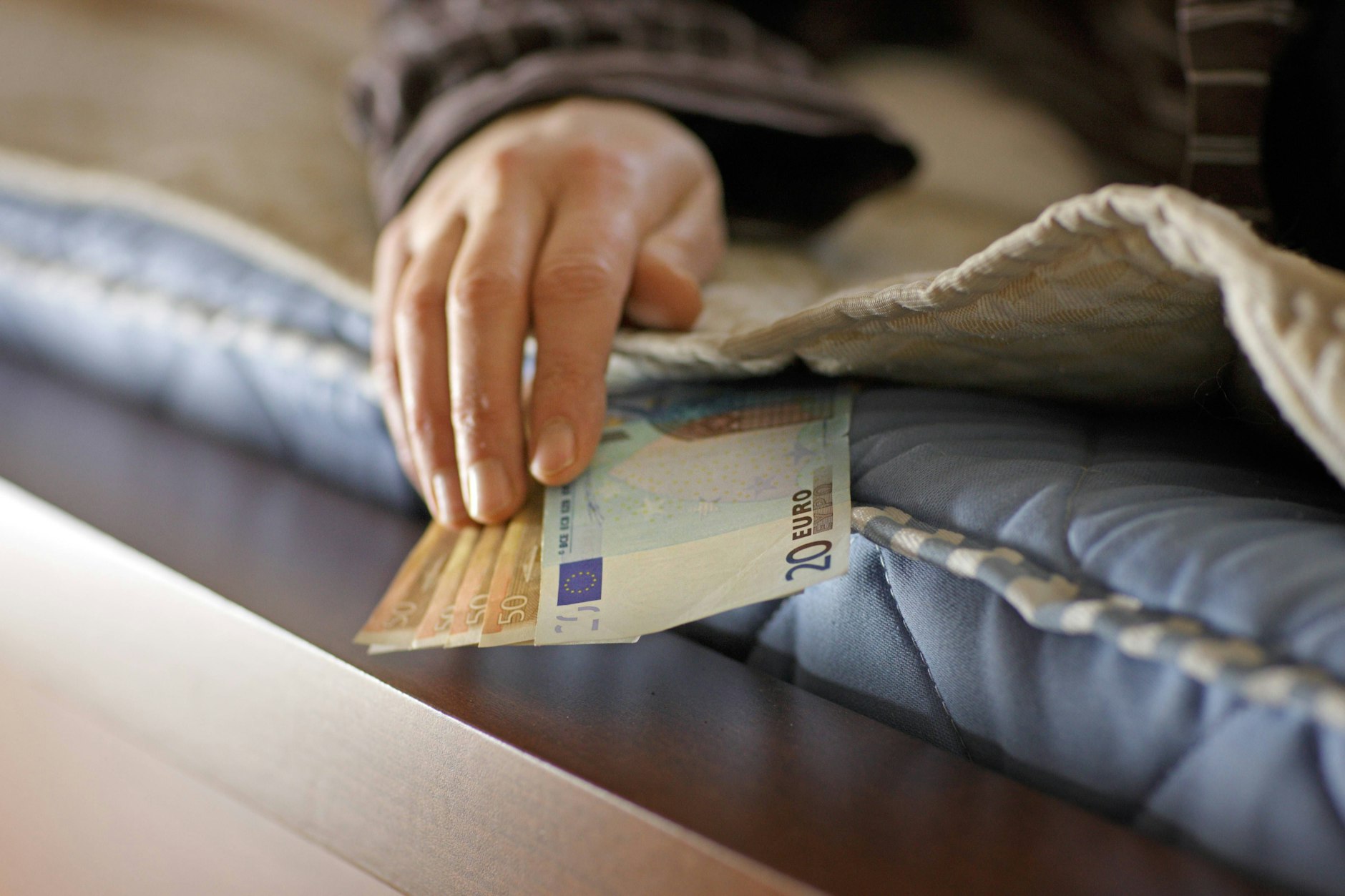 Kein gutes Versteck: Einbrecher sehen besonders gerne unter der Matratze nach. 