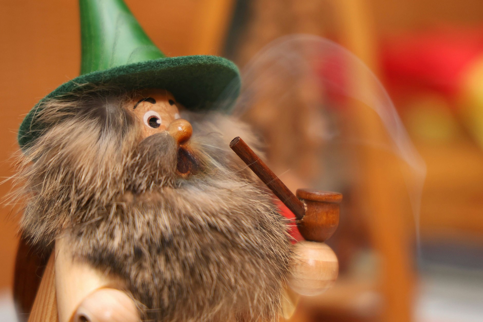 Ohne Räuchermännchen ist Weihnachten kein Weihnachten. Aber welche Räucherkerzchen sind die besten – Neudorfer oder Crottendorfer?