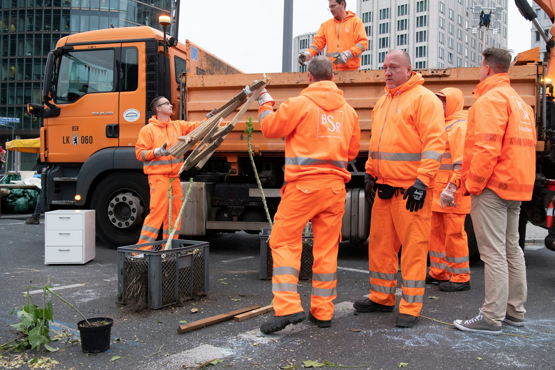 Der Berliner Landesmindestlohn steigt 2026, er betrifft landeseigene Unternehmen wie die BSR.