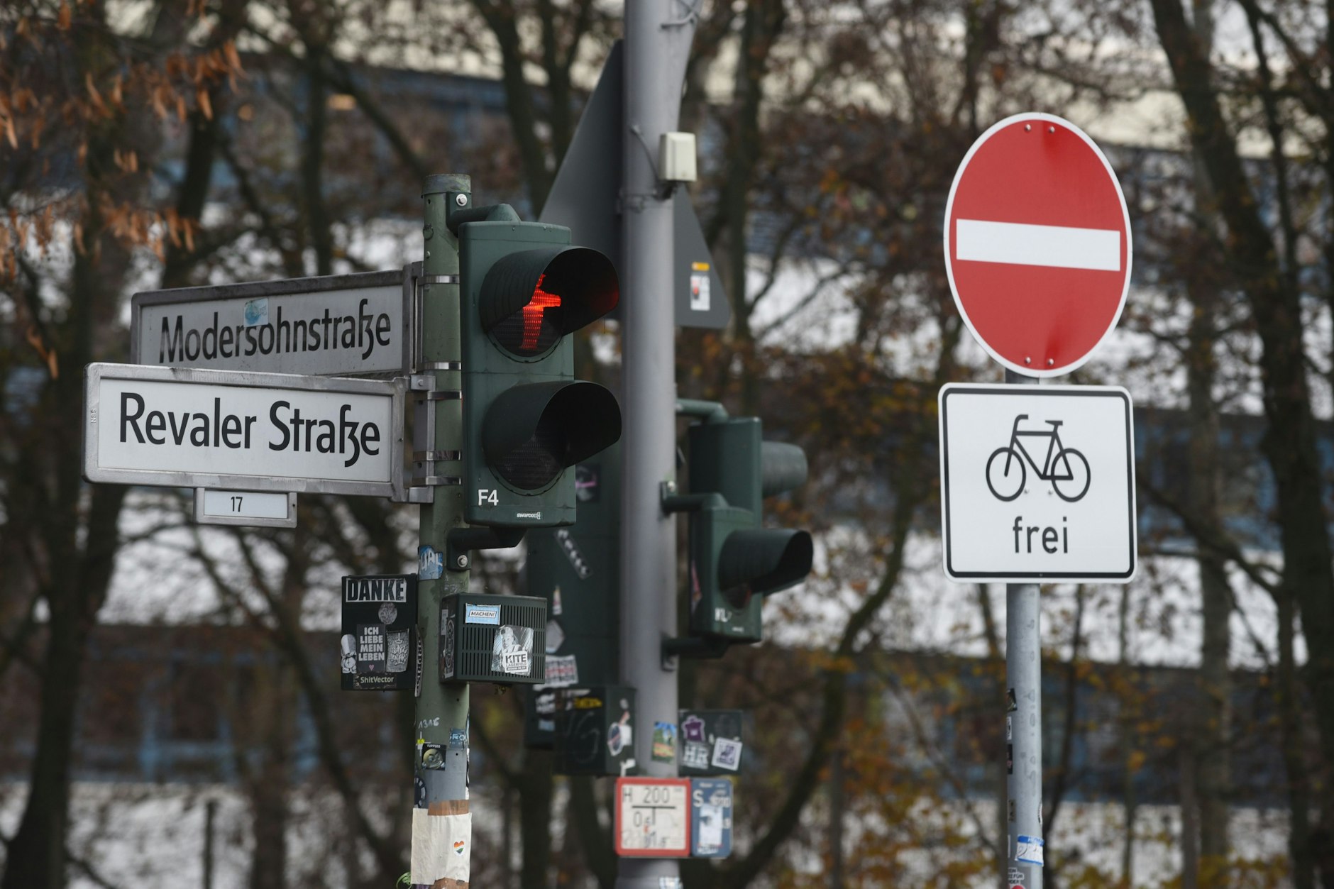 Die Revaler Straße Ecke Modersohnstraße. Nur Fahrradfahrer haben freie Fahrt.
