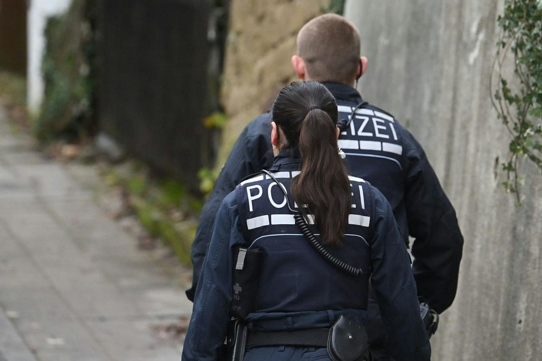 Einsatzkräfte der Polizei gehen auf Webers Villa zu – dort wurde der frühere Manager von Michael Schumacher überfallen und gefesselt.