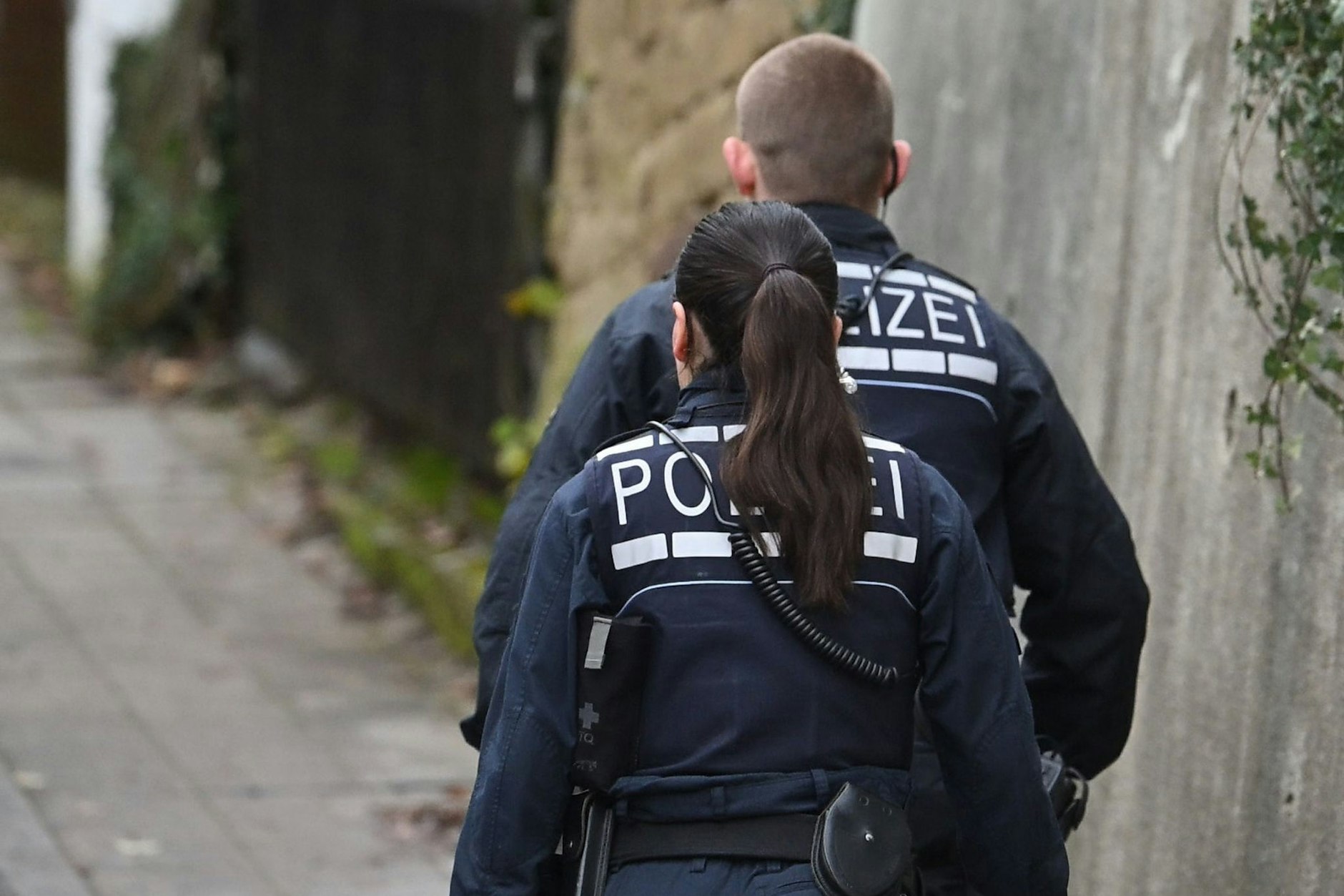 Einsatzkräfte der Polizei gehen auf Webers Villa zu – dort wurde der frühere Manager von Michael Schumacher überfallen und gefesselt.