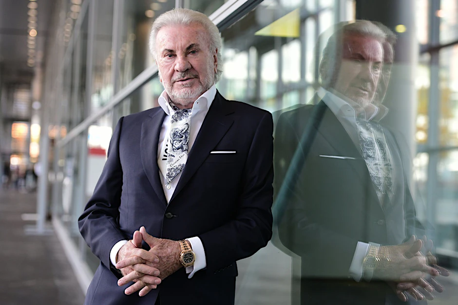 Willi Weber auf der Frankfurter Buchmesse 2021. Der frühere Manager von Michael Schumacher wurde jetzt in seiner Stuttgarter Villa überfallen und brutal misshandelt.