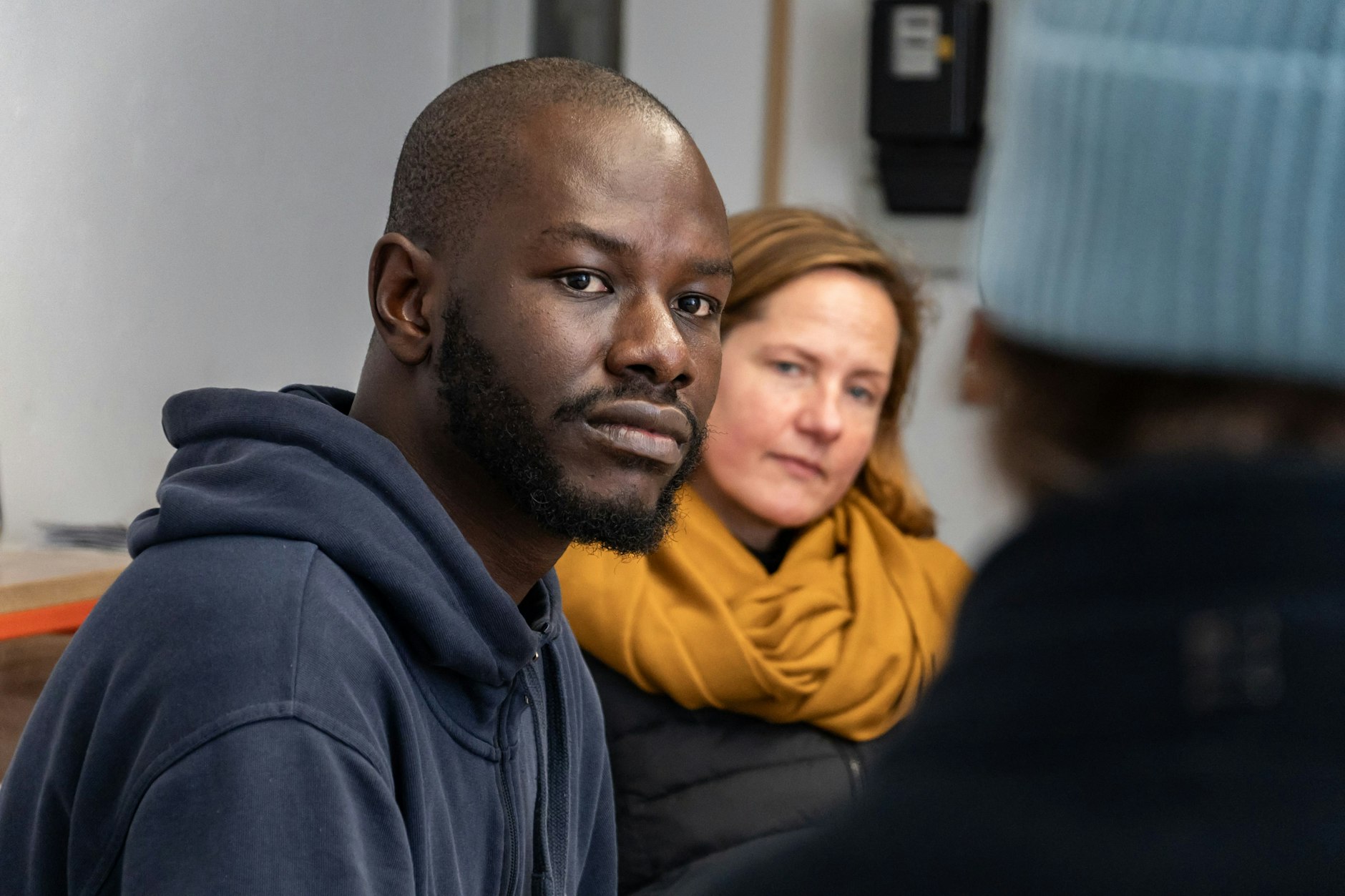 Der Auszubildende Hamidou Traoré (26) aus Mali und Geschäftsführerin Madlen Sanchiño-Martínez bei der Firma Wodara in Berlin-Marzahn.