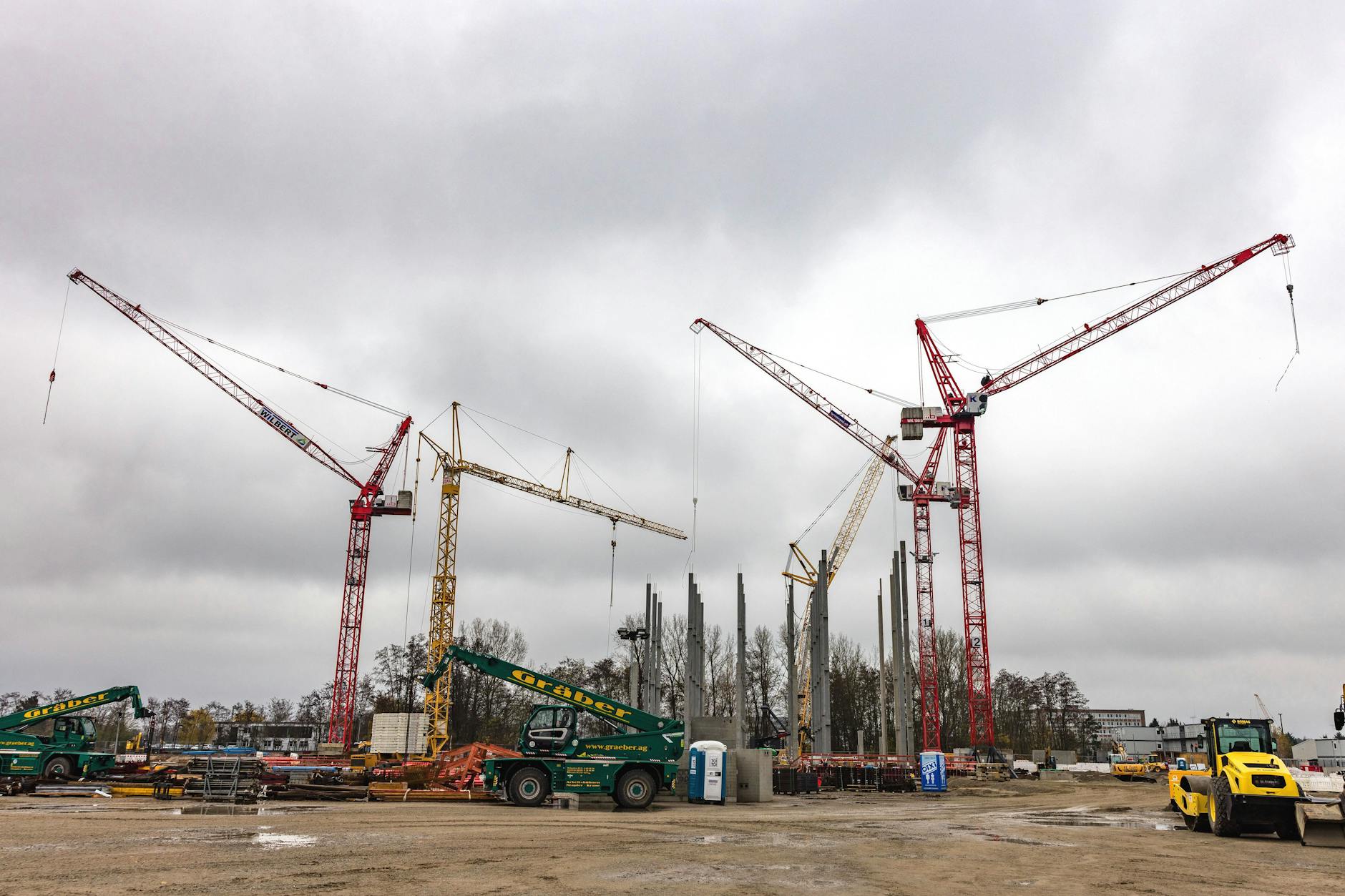 Es geht los: Kräne stehen auf der Baustelle für das neue Rechenzentrum von Schwarz Digits auf dem Gelände des ehemaligen Kraftwerks Lübbenau. Investition: elf Milliarden Euro